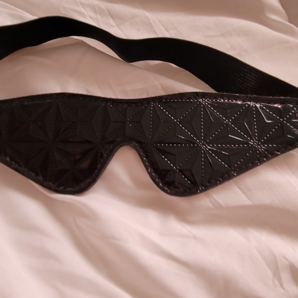 BLINDFOLD - Picture 2 of 2